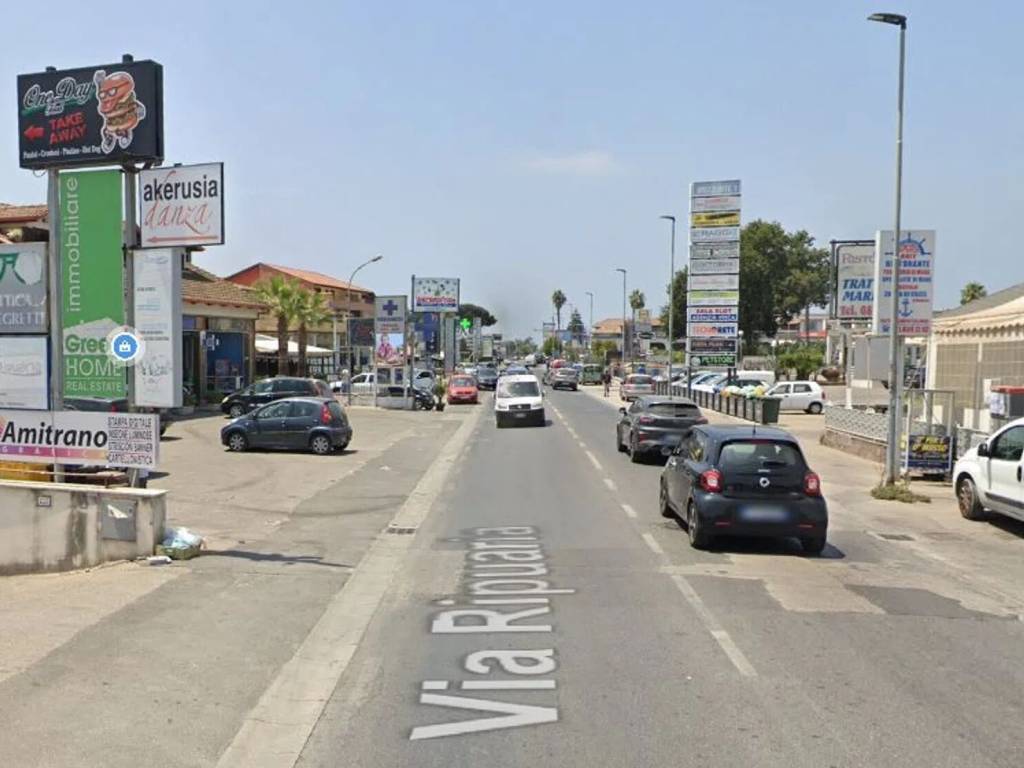 negozio in affitto a Giugliano in Campania in zona Varcaturo