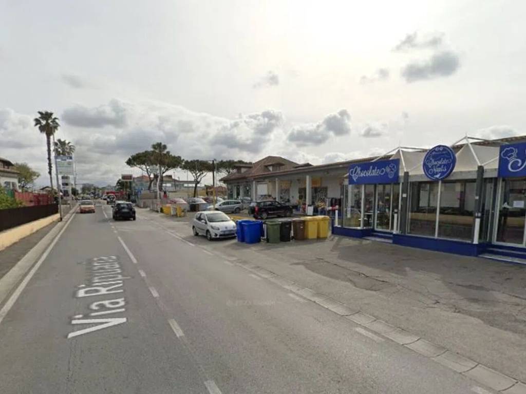 negozio in affitto a Giugliano in Campania in zona Varcaturo