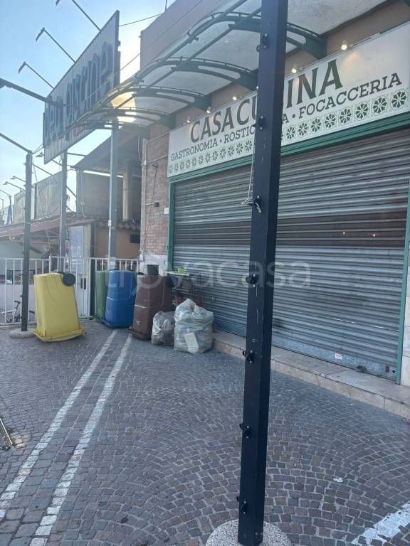 negozio in affitto a Giugliano in Campania in zona Varcaturo