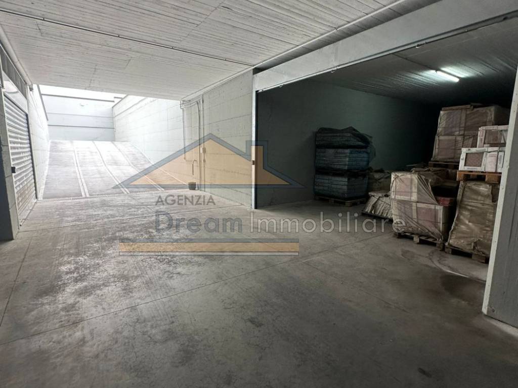 locale commerciale in affitto a Giugliano in Campania