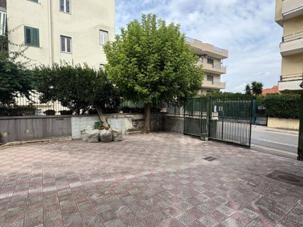 negozio in affitto a Giugliano in Campania