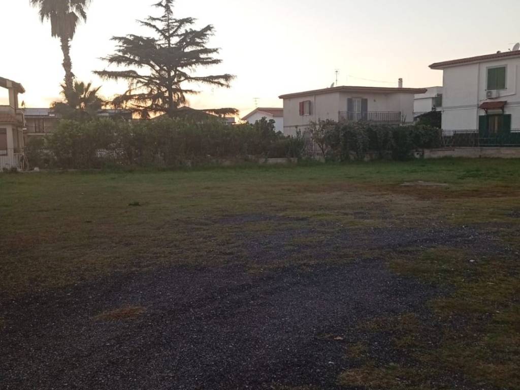 negozio in affitto a Giugliano in Campania in zona Varcaturo