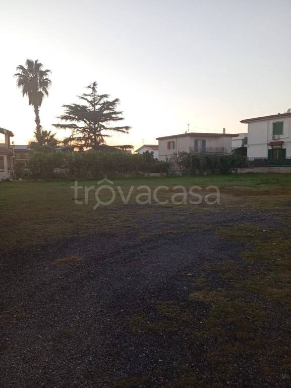 negozio in affitto a Giugliano in Campania in zona Varcaturo