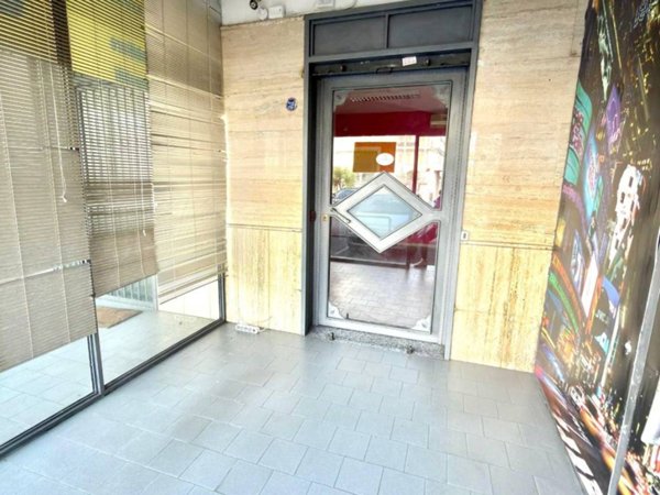 negozio in affitto a Giugliano in Campania in zona Varcaturo