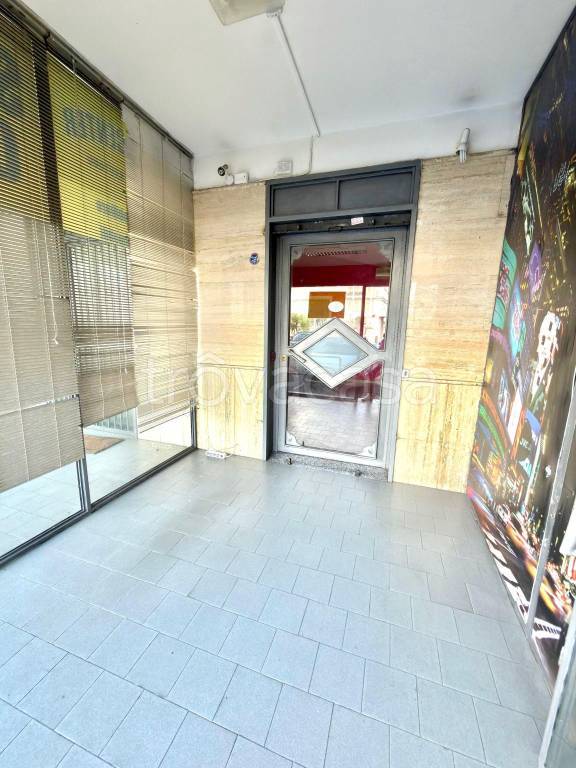 negozio in affitto a Giugliano in Campania in zona Varcaturo