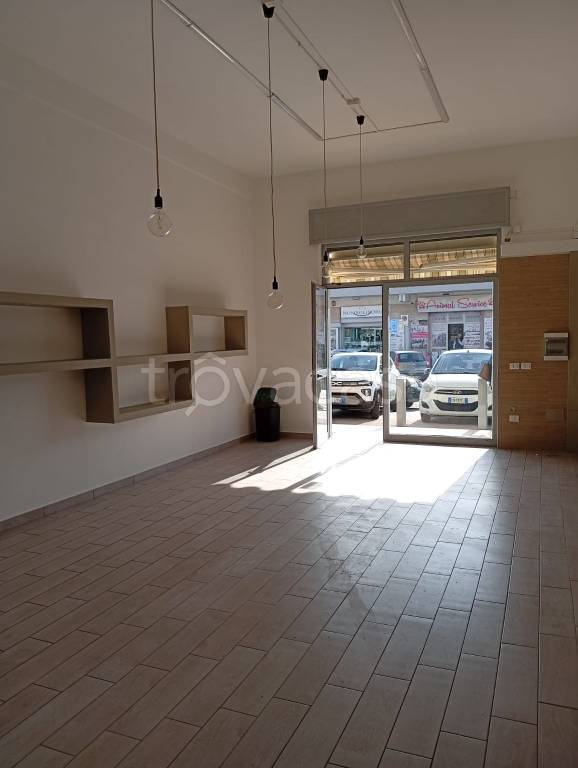 negozio in affitto a Giugliano in Campania in zona Varcaturo