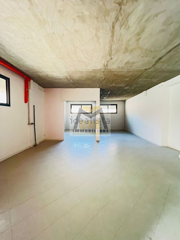 locale commerciale in affitto a Giugliano in Campania