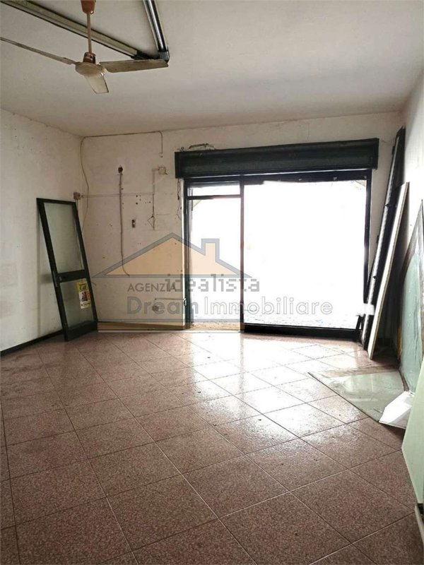 locale commerciale in affitto a Giugliano in Campania