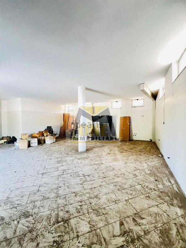 locale commerciale in affitto a Giugliano in Campania