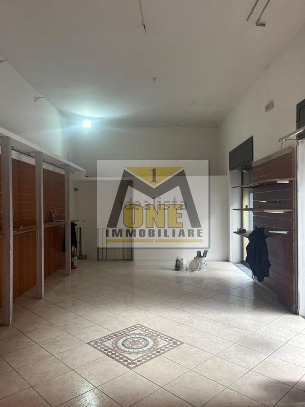 locale commerciale in affitto a Giugliano in Campania