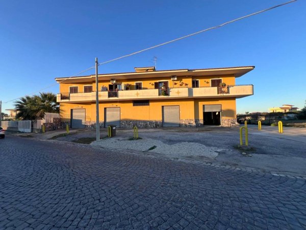negozio in affitto a Giugliano in Campania in zona Casacelle