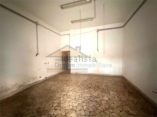 locale commerciale in affitto a Giugliano in Campania