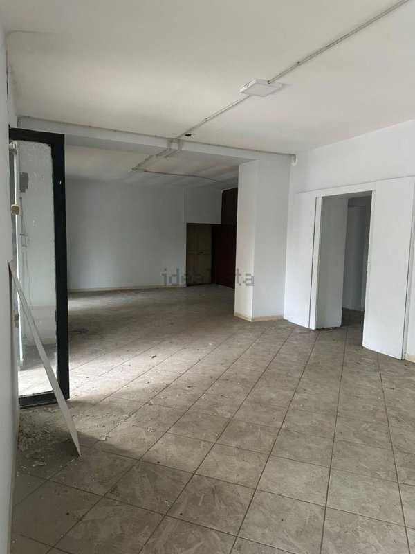 locale commerciale in affitto a Giugliano in Campania