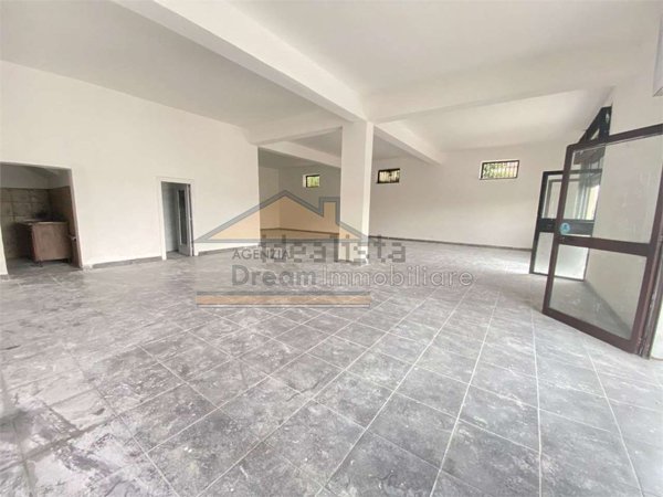 locale commerciale in affitto a Giugliano in Campania