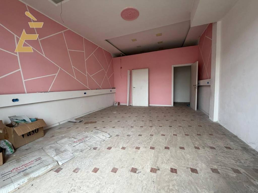 negozio in affitto a Giugliano in Campania in zona Varcaturo