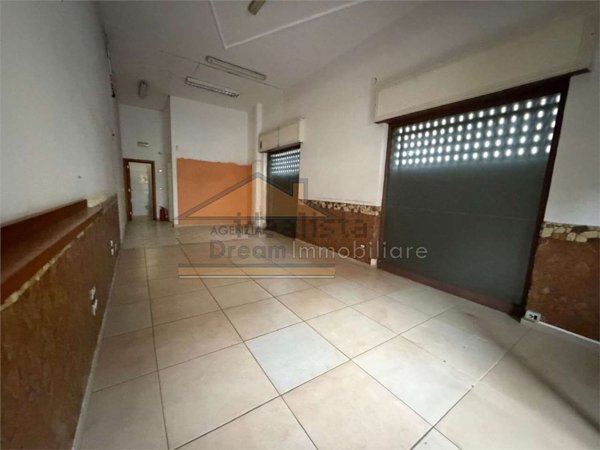 locale commerciale in affitto a Giugliano in Campania
