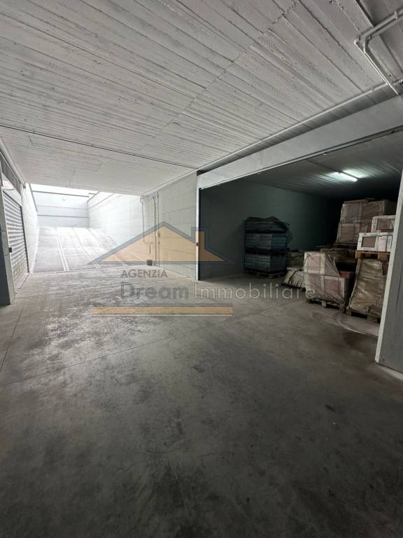 locale commerciale in affitto a Giugliano in Campania