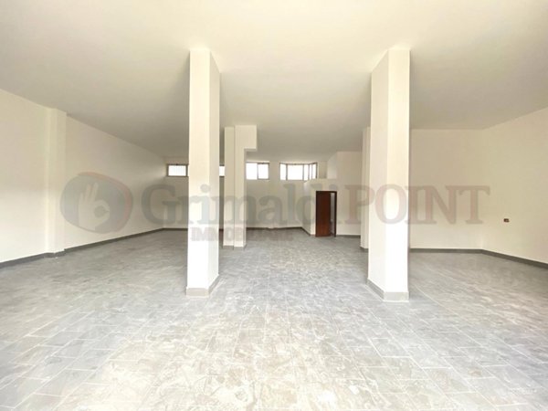 locale commerciale in affitto a Giugliano in Campania