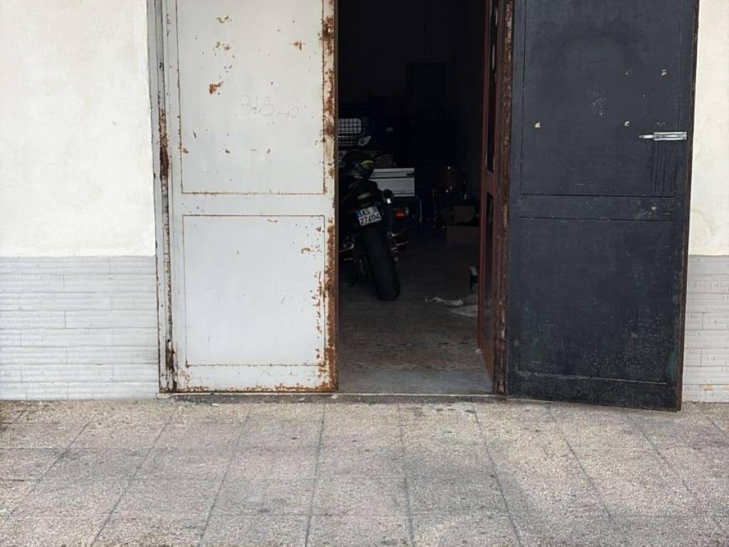 negozio in affitto a Giugliano in Campania in zona Varcaturo