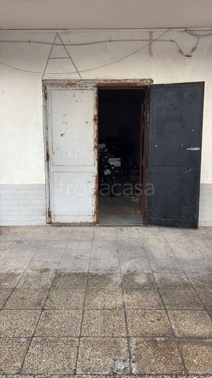 negozio in affitto a Giugliano in Campania in zona Varcaturo