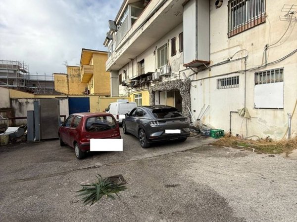 negozio in affitto a Giugliano in Campania in zona Varcaturo