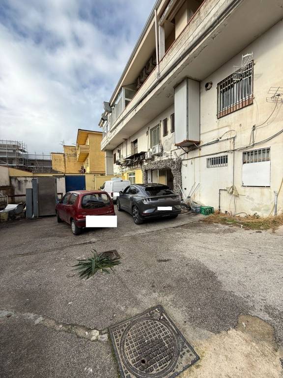 negozio in affitto a Giugliano in Campania in zona Varcaturo
