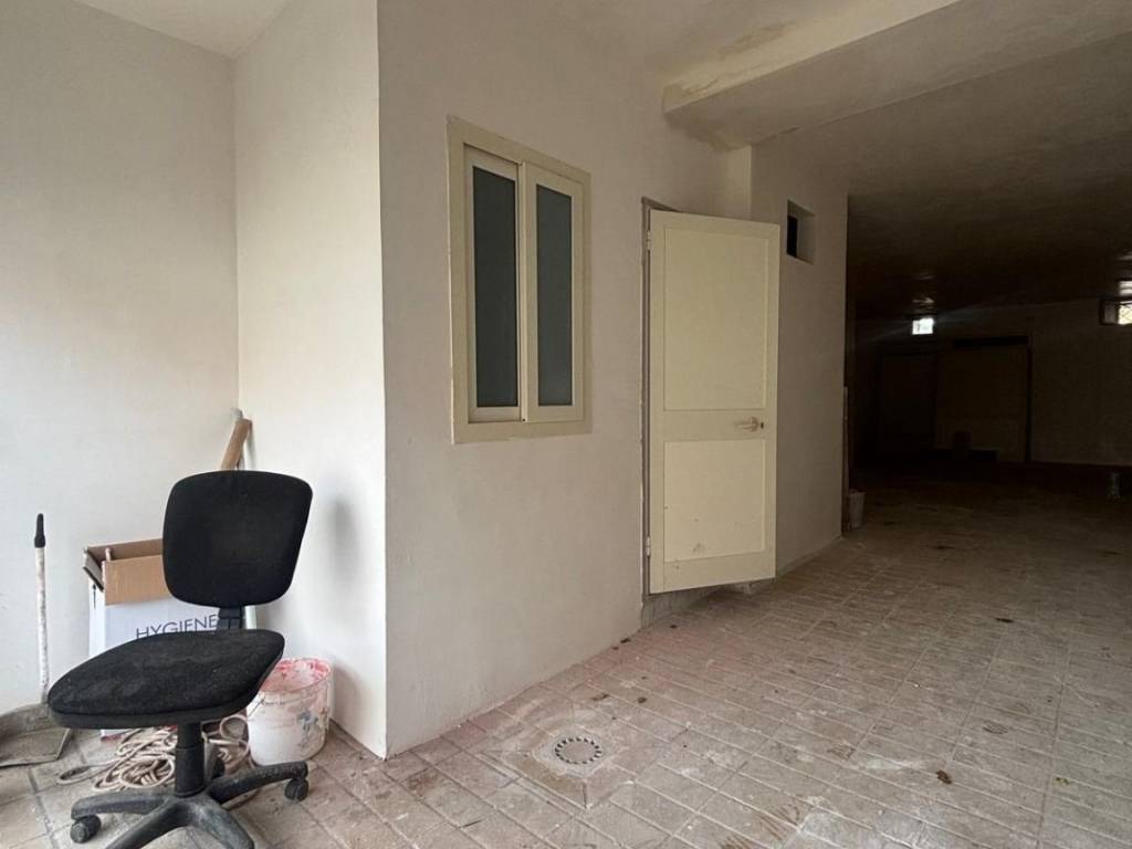 negozio in affitto a Giugliano in Campania in zona Varcaturo