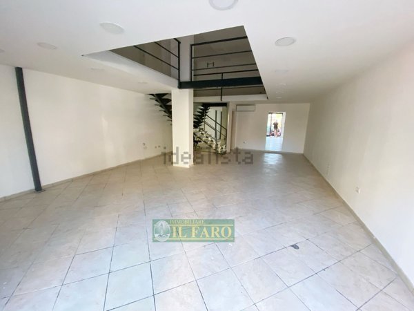 locale commerciale in affitto a Giugliano in Campania