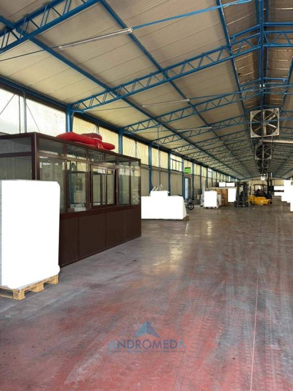 locale commerciale in affitto a Giugliano in Campania