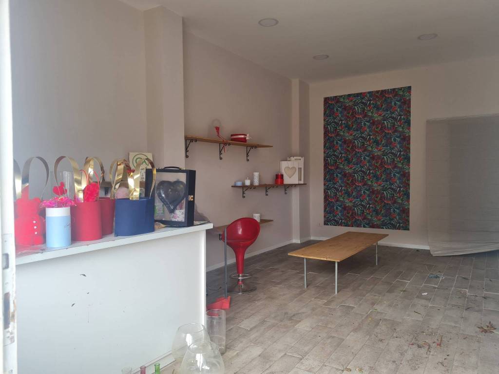 negozio in affitto a Giugliano in Campania in zona Lago Patria