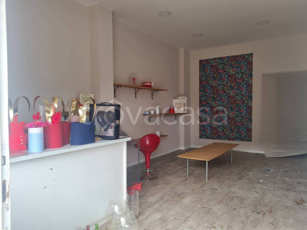 negozio in affitto a Giugliano in Campania in zona Lago Patria