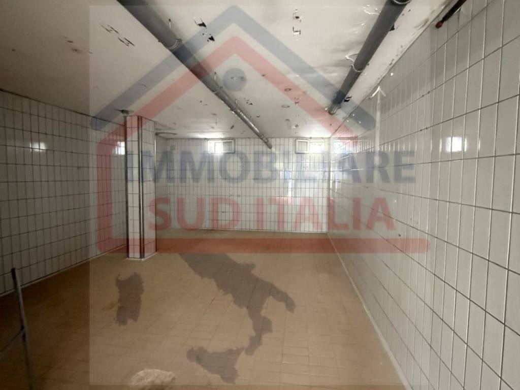 negozio in affitto a Giugliano in Campania in zona Varcaturo