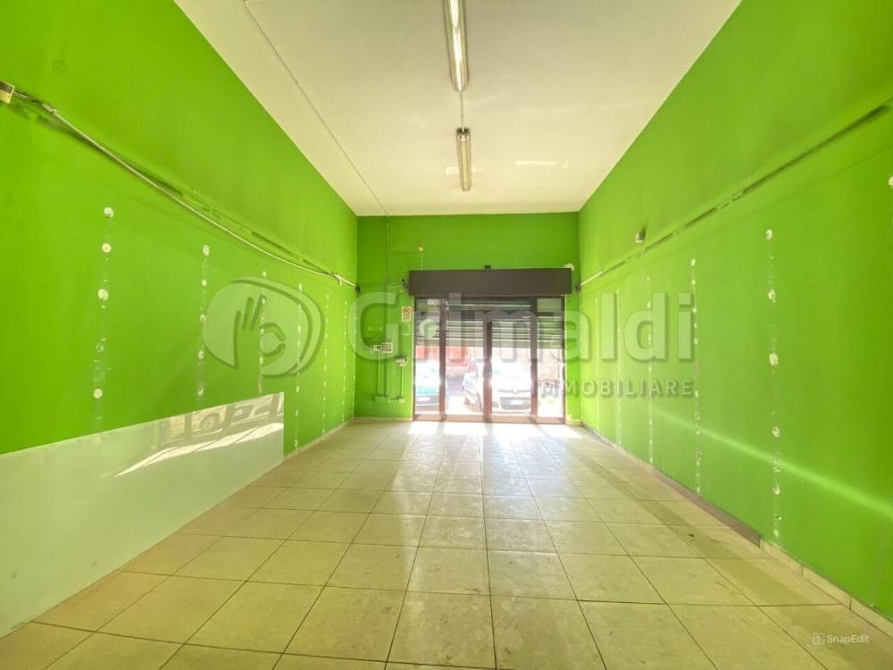 locale commerciale in affitto a Giugliano in Campania