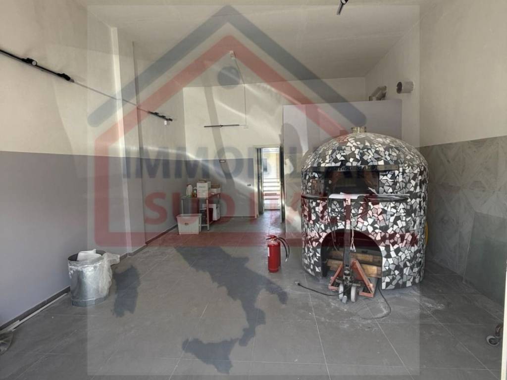 negozio in affitto a Giugliano in Campania in zona Lago Patria