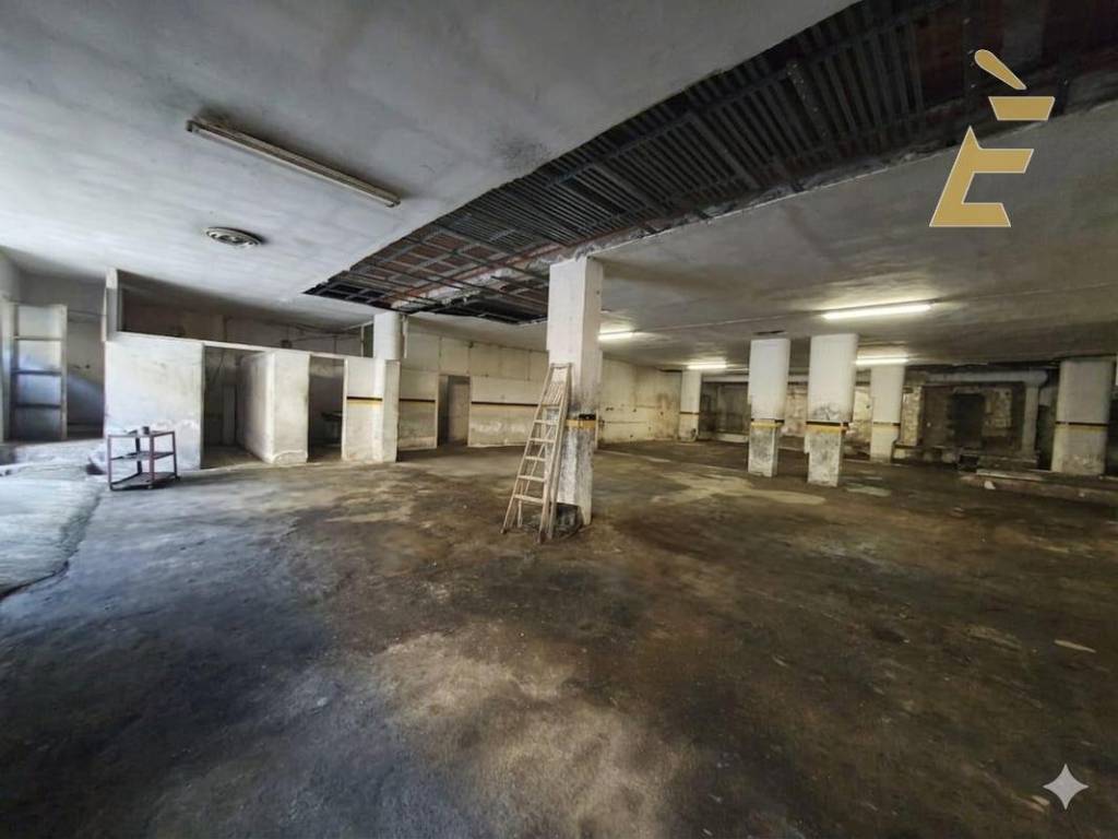 negozio in affitto a Giugliano in Campania in zona Varcaturo