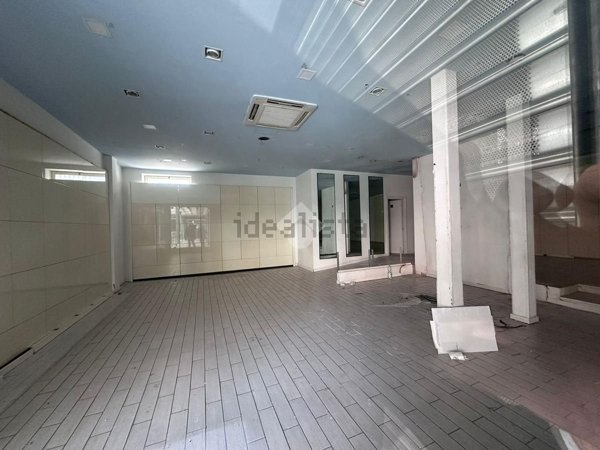 locale commerciale in affitto a Giugliano in Campania