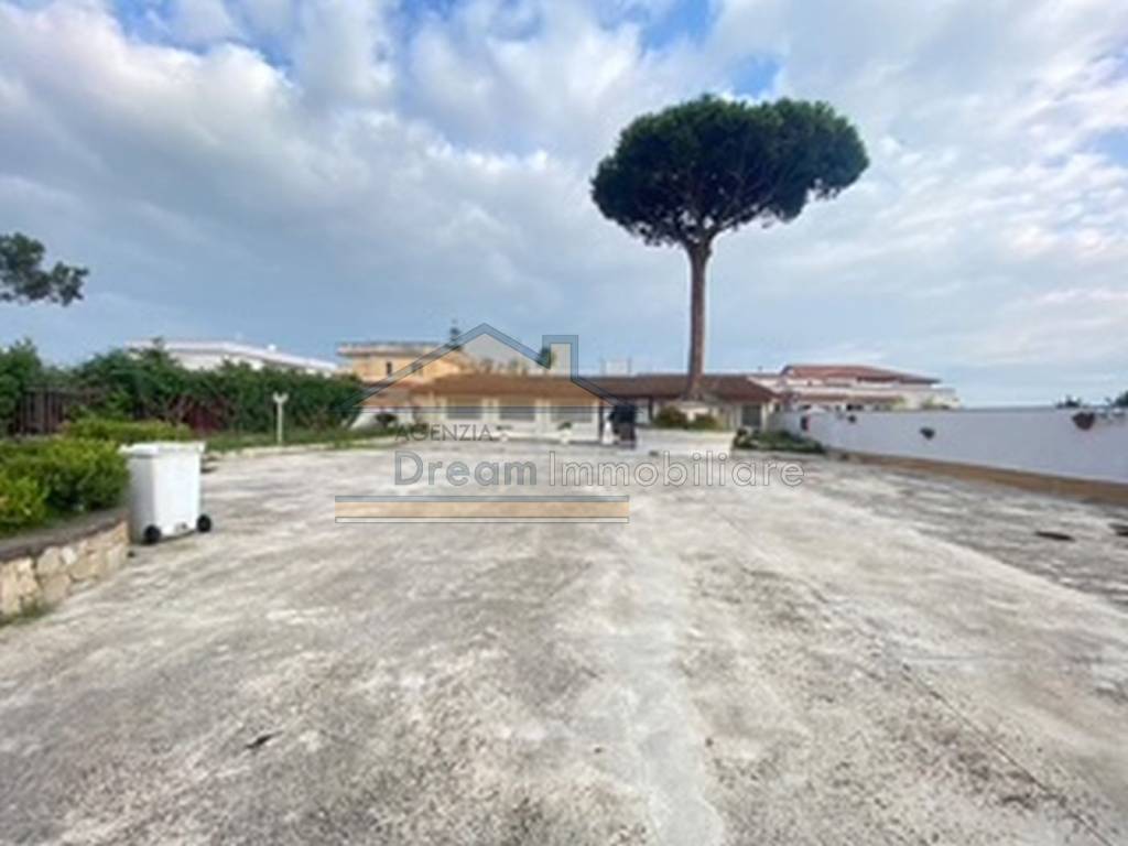 negozio in affitto a Giugliano in Campania in zona Ponte Riccio