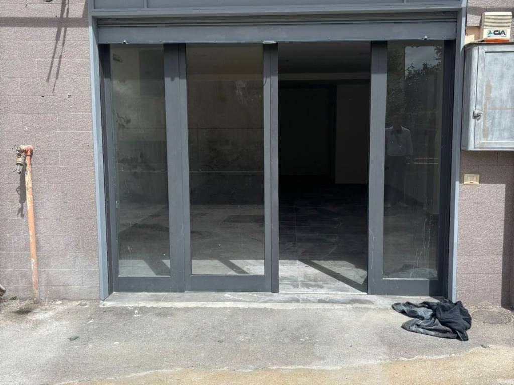 negozio in affitto a Giugliano in Campania in zona Varcaturo