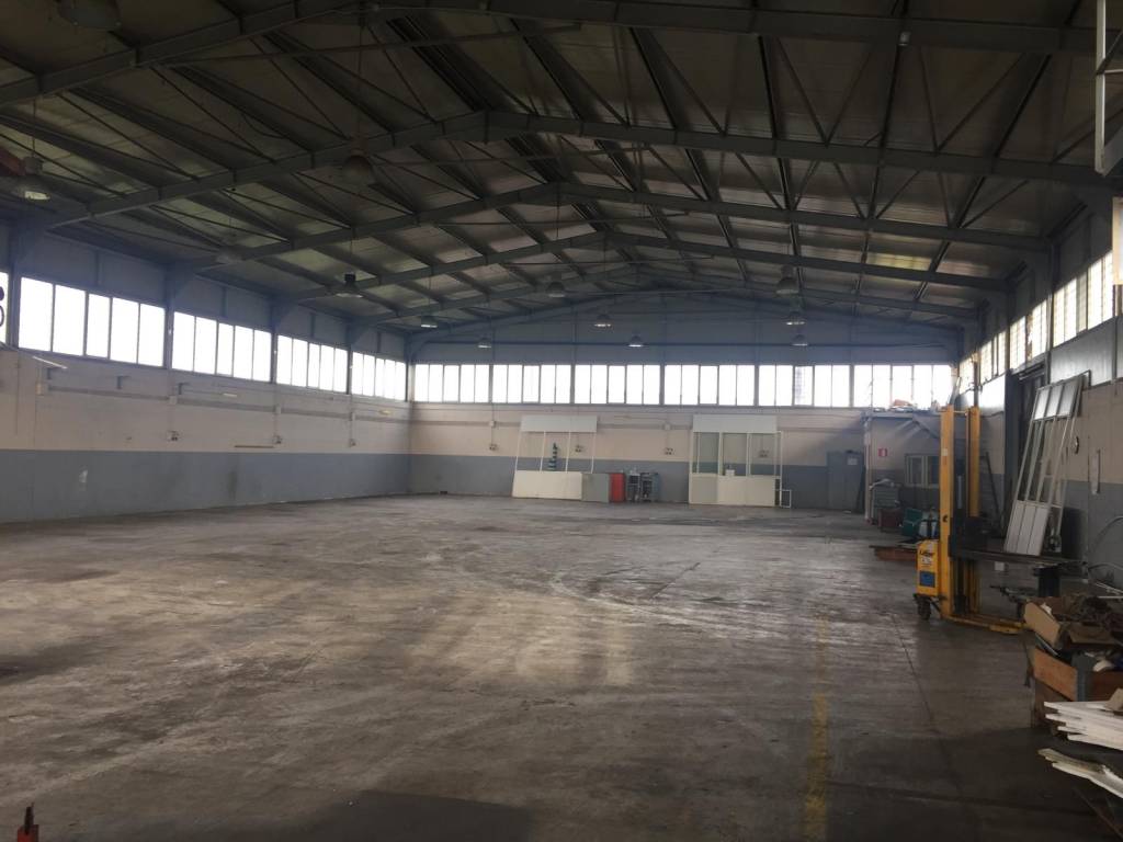 locale commerciale in affitto a Giugliano in Campania