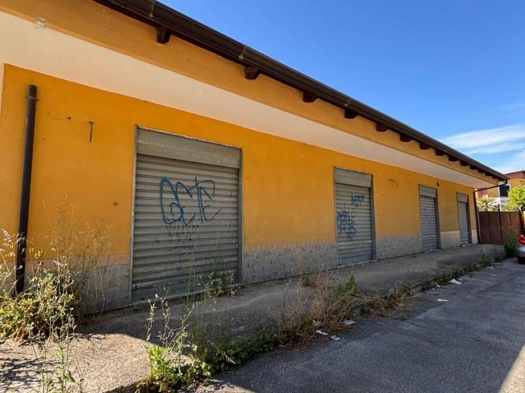 negozio in affitto a Giugliano in Campania in zona Lago Patria