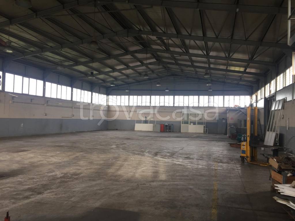 locale commerciale in affitto a Giugliano in Campania