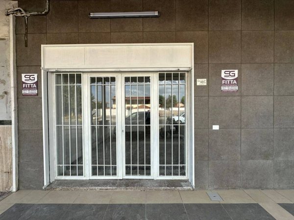 negozio in affitto a Giugliano in Campania in zona Lago Patria