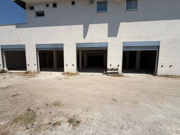 negozio in affitto a Giugliano in Campania in zona Varcaturo