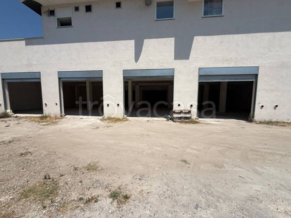 negozio in affitto a Giugliano in Campania in zona Varcaturo