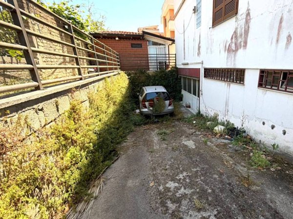 locale commerciale in affitto a Giugliano in Campania