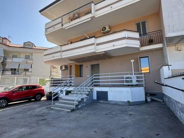 ufficio in affitto a Giugliano in Campania in zona Lago Patria