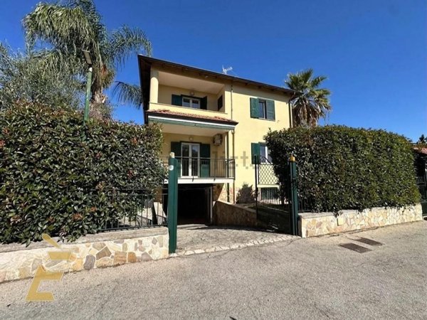 casa indipendente in affitto a Giugliano in Campania in zona Varcaturo