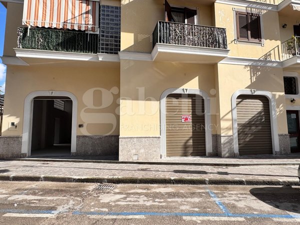 negozio in affitto a Grumo Nevano