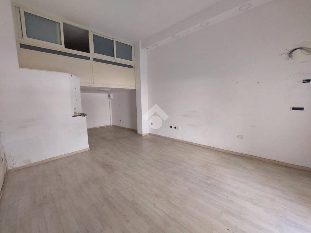 negozio in affitto a Marano di Napoli in zona San Rocco