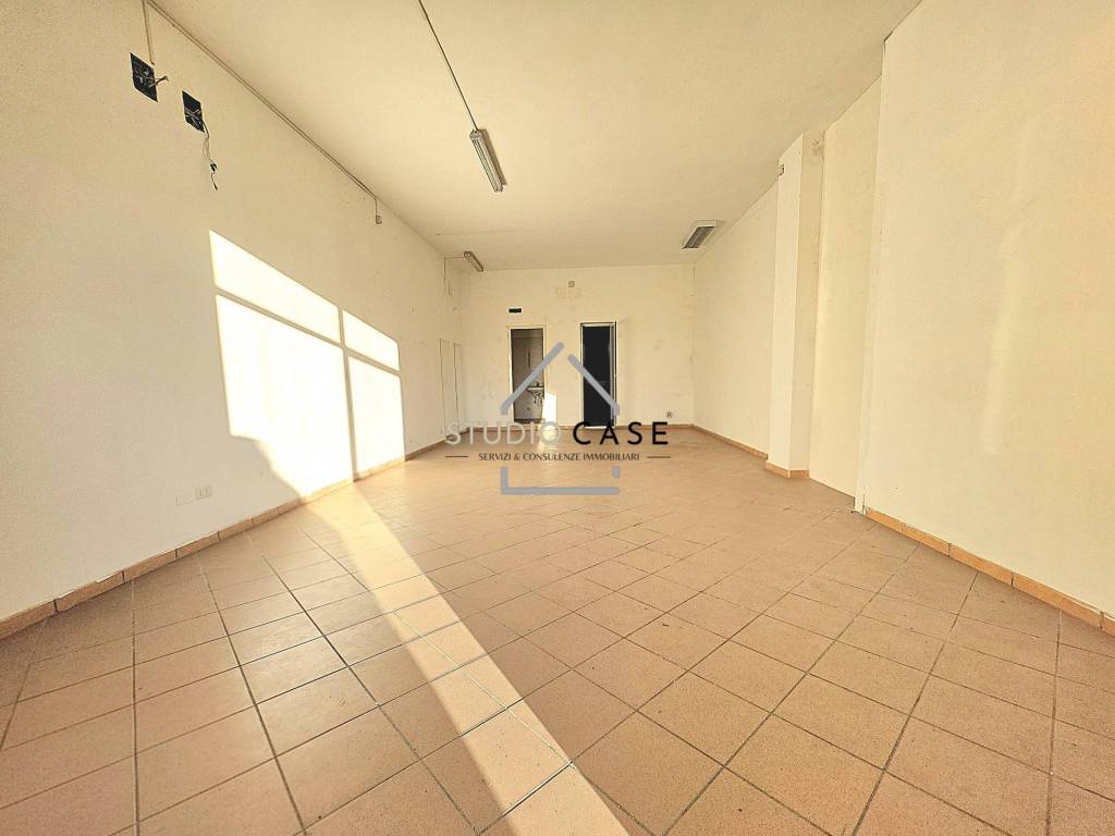 negozio in affitto a Marano di Napoli in zona Castello Monteleone